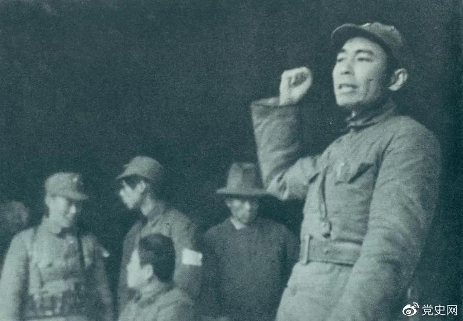 1939年2月23日，周恩来到皖南新四军军部，传达中央关于新四军向北向敌后发展的方针。